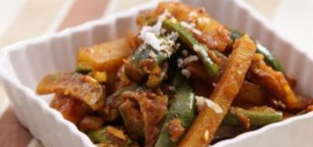 LuvMyRecipe.com - Aloo Parwal Sabzi Featured