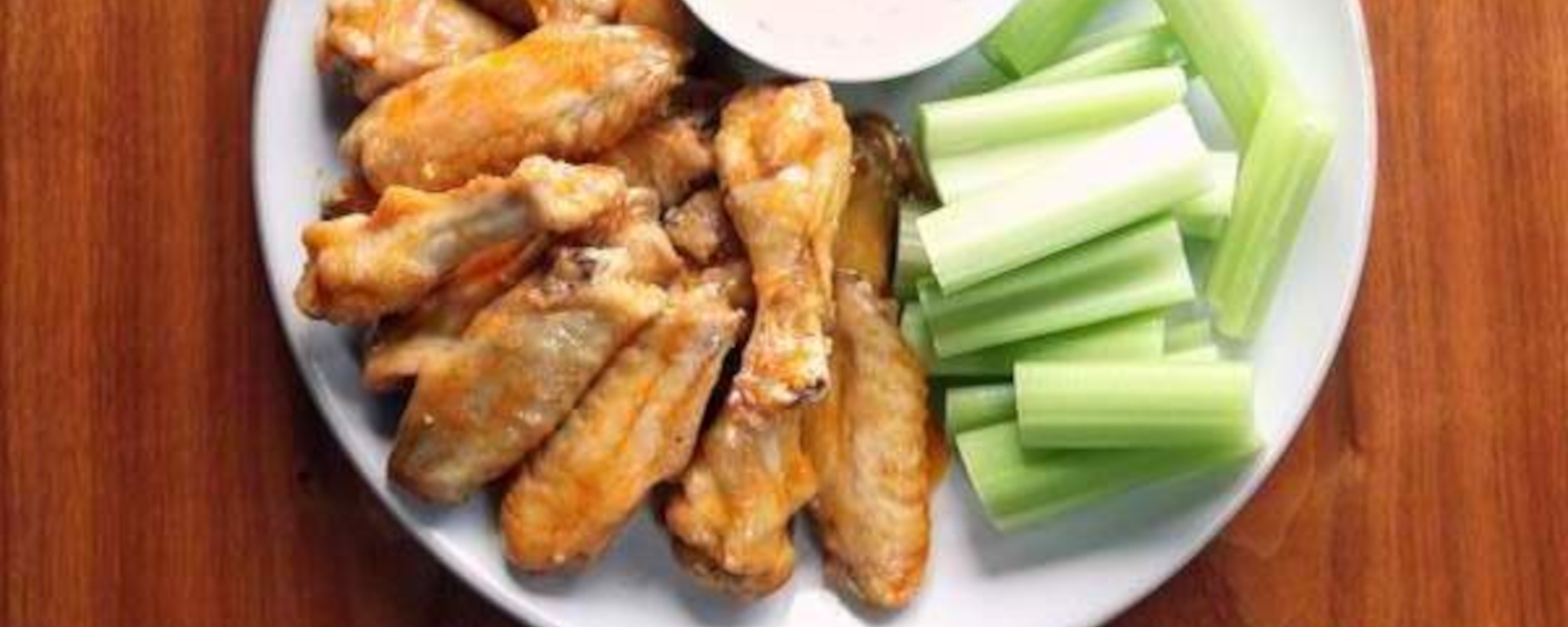 LuvMyRecipe.com - Buffalo Chicken Wings With Chunky Gorgonzola Cheese Dip Featured