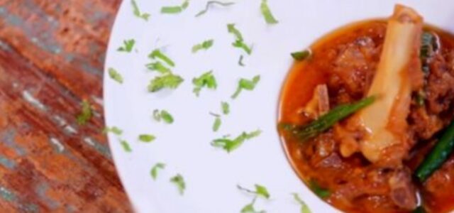LuvMyRecipe.com - Rajasthani Hari Mirch Ki Maans Featured