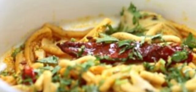 LuvMyRecipe.com - Rajasthani Papad Gathiya Curry