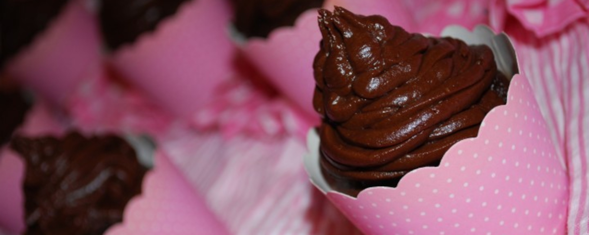 LuvMyRecipe.com - Chocolate Cupcakes featured