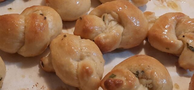 LuvMyRecipe.com - Garlic Knots Featured