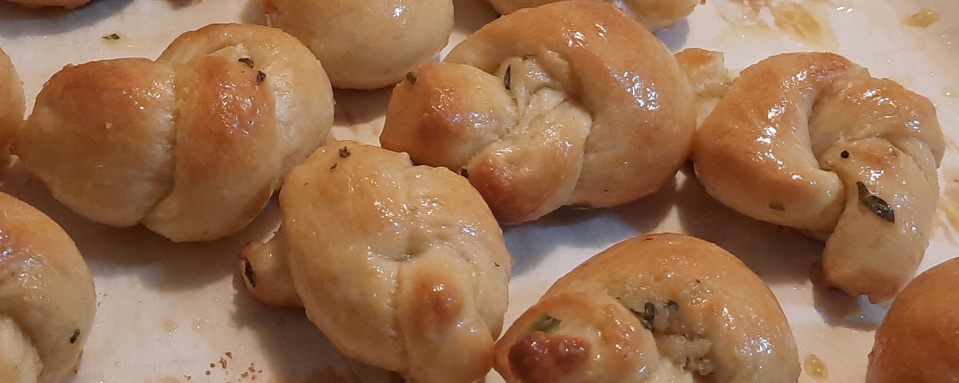 LuvMyRecipe.com - Garlic Knots Featured